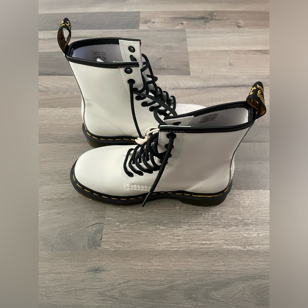 DR. MARTENS 1460 WOMEN'S SMOOTH LEATHER LACE UP BOOTS - Picture 12 of 16